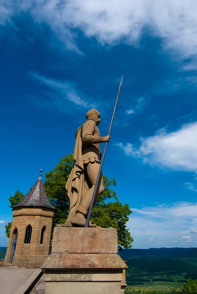 Pomnik na ścianie zamku w Hohenzollern — Zdjęcie stockowe