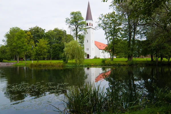 Iglesia Blanca en un lago, Sigulda, Letonia — Foto de Stock