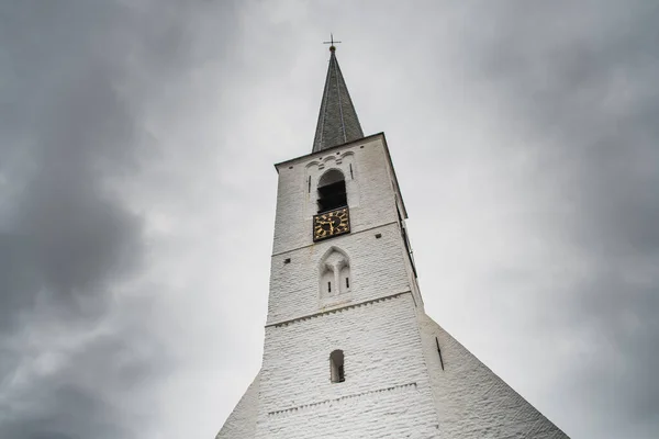 Hollanda Noordwijkerhout Daki Bulutlu Gökyüzü Olan Beyaz Kilise — Stok fotoğraf