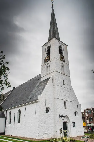 Hollanda Noordwijkerhout Daki Bulutlu Gökyüzü Olan Beyaz Kilise — Stok fotoğraf