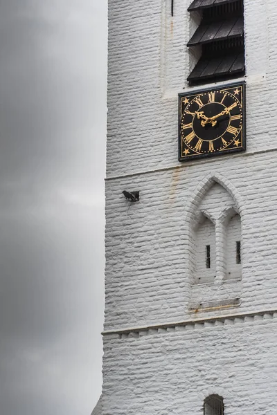 荷兰Noordwijkerhout的白色教堂 多云的天空 — 图库照片