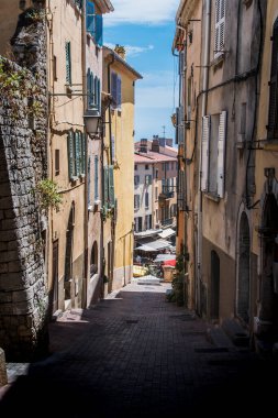 Fransa 'da Hyeres' in tarihi merkezinde eski bir ara sokak.
