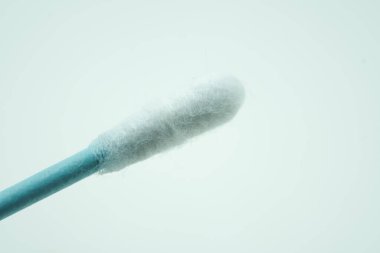 Koronavirüsle savaşmak için cerrahi maske ve pamuklu bez.