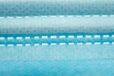 Koronavirüsle savaşmak için cerrahi maske ve pamuklu bez.