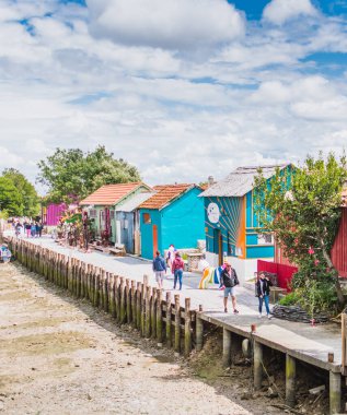 Oleron Kalesi 'nin limanında, Fransa' nın Oleron adasında renkli kulübeler.