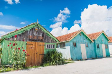 Oleron Kalesi 'nin limanında, Fransa' nın Oleron adasında renkli kulübeler.