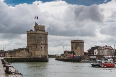 Fransa 'nın Charente denizcilik bölgesindeki La Rochelle' deki Saint-Nicolas kulesi.