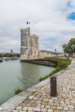 Fransa 'nın Charente denizcilik bölgesindeki La Rochelle' deki Saint-Nicolas kulesi.