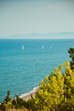 Deniz ve mavi gökyüzü Güney Fransa