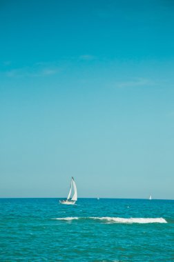 Deniz ve mavi gökyüzü Güney Fransa