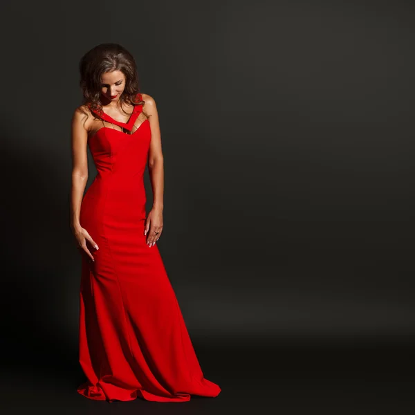 Portrait de belle femme sensuelle dans la mode robe rouge . — Photo