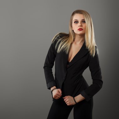 Stüdyoda poz iş kız