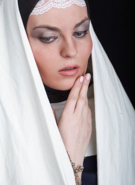 Genç güzel Rahibe portresi.