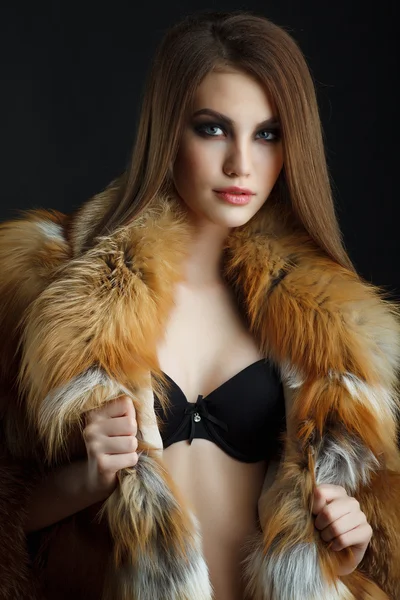 Menina modelo de moda de beleza em Fox Fur Coat . — Fotografia de Stock