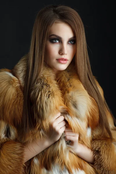 Menina modelo de moda de beleza em Fox Fur Coat . — Fotografia de Stock