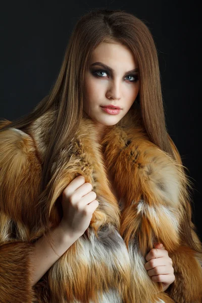 Ομορφιά κορίτσι μοντέλο μόδα στη γούνα αλεπού. Φωτογραφία Αρχείου