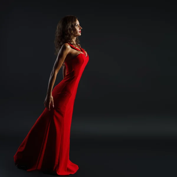 Portrait de belle femme sensuelle dans la mode robe rouge . — Photo