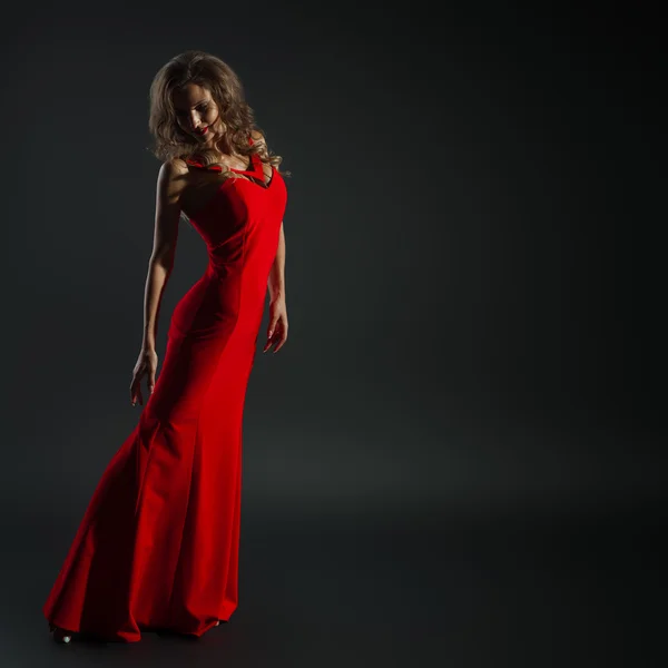 Portrait de belle femme sensuelle dans la mode robe rouge . — Photo