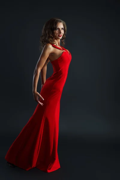 Portrait de belle femme sensuelle dans la mode robe rouge . — Photo