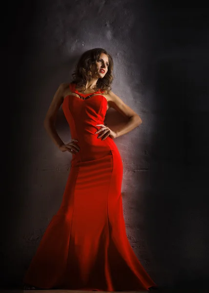 Szép érzéki nő, divat vörös ruhás portréja. Jogdíjmentes Stock Fotók