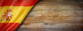Spanyolország zászló vintage fa falon. Vízszintes panoráma transzparens.