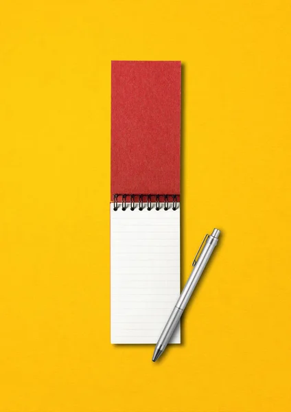 Prázdný Otevřený Spirálový Zápisník Pero Izolované Žluté — Stock fotografie