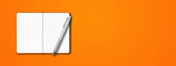 Πορτοκαλί Ανοιχτό Επένδυση Σημειωματάριο Mockup Ένα Στυλό Απομονώνονται Πολύχρωμο Φόντο — Φωτογραφία Αρχείου