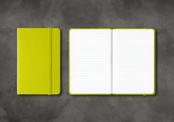 Kalk Groen Gesloten Open Bekleed Notebooks Mockup Geïsoleerd Donkere Betonnen — Stockfoto