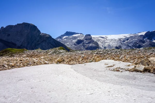 阿尔卑斯山脉的冰川和雪峰覆盖了巴拉圭河畔的雪景 法国阿尔卑斯山 — 图库照片