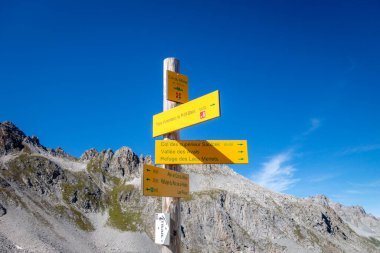 Pralognan / Fransa - 26 Ağustos 2020: Vanoise Ulusal Parkı 'ndaki İz Tabelaları