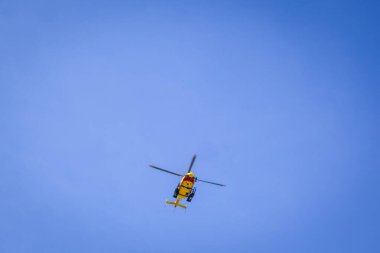 Pralognan / Fransa - 10 Ağustos 2020: Gökteki dağ kurtarma helikopteri, Vanoise Ulusal Parkı, Fransız Alpleri