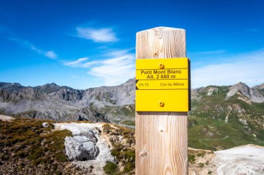 Pralognan / Fransa - 26 Ağustos 2020: Vanoise Ulusal Parkı 'ndaki İz Tabelaları
