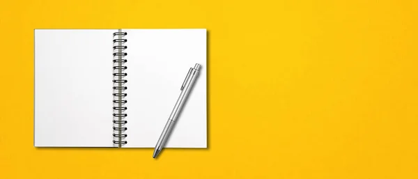 黄色横幅上的空白开螺旋式笔记本电脑模型和钢笔隔离 — 图库照片