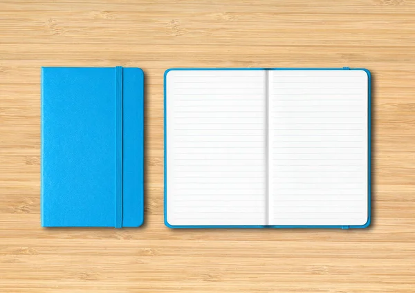 Azul Fechado Aberto Forrado Notebooks Mockup Isolado Fundo Madeira — Fotografia de Stock