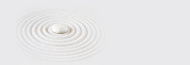 Kumda beyaz bir taş. Zen Japon bahçe arka planı. Yatay Pankart