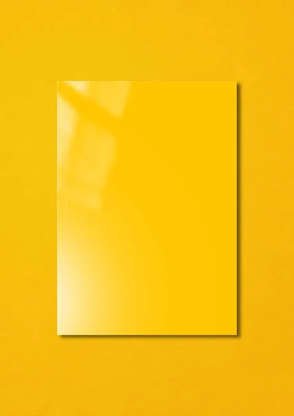 Portada Folleto Amarillo Aislado Sobre Fondo Colorido Plantilla Maqueta —  Fotos de Stock