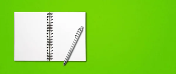 绿色水平横幅上的空白开螺旋式笔记本电脑模型和钢笔隔离 — 图库照片