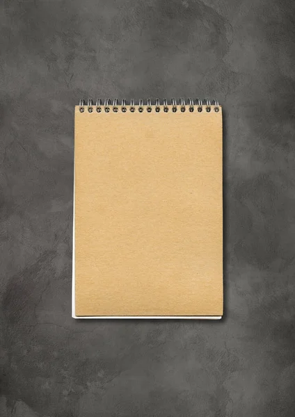 Mockup Notebook Chiuso Spirale Copertina Carta Marrone Isolato Sfondo Cemento — Foto Stock