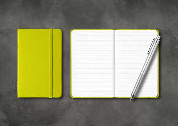 Carnets Bordés Verts Citron Vert Fermés Ouverts Avec Stylo Mockup — Photo