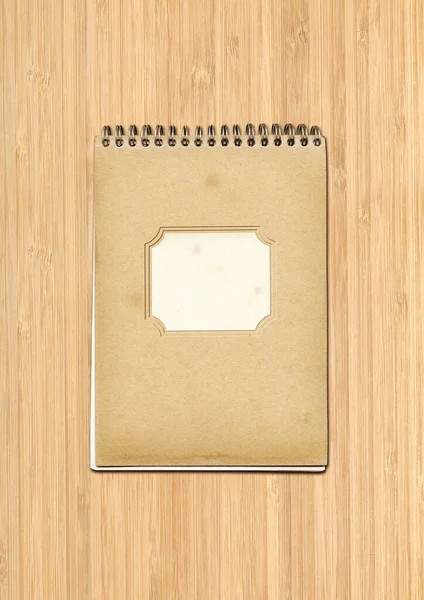 Vintage Espiral Close Notebook Capa Papel Marrom Isolado Fundo Madeira — Fotografia de Stock