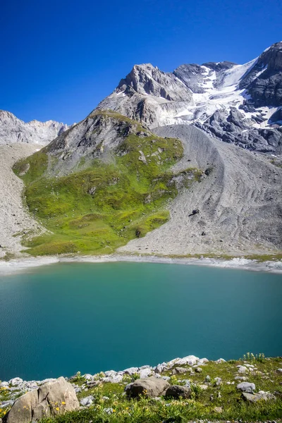 法国阿尔卑斯山中的长湖和大峡谷高山冰川景观 — 图库照片
