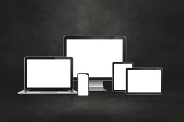 Bilgisayar, dizüstü bilgisayar, cep telefonu ve dijital tablet bilgisayar. Koyu beton ofis arkaplanı. 3B Görüntü