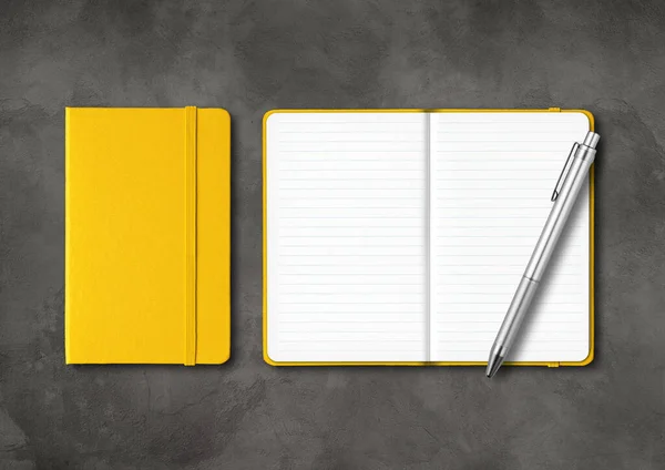 Cuadernos Amarillos Cerrados Forrados Con Bolígrafo Mockup Aislado Sobre Fondo —  Fotos de Stock