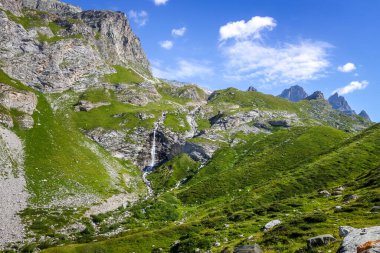 Vanoise Ulusal Parkı Alp Vadisi 'nde Şelale, Savoie, Fransız Alpleri
