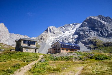 Pralognan / Fransa - 21 Ağustos 2020: Vanoise Geçidi 'nin dağ kulübesi, Fransız Alpleri