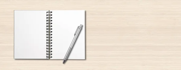 白色木制横幅上的空白开螺旋式笔记本电脑模型和钢笔隔离 — 图库照片