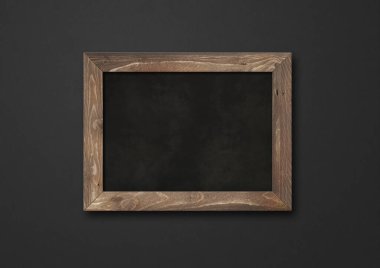 Siyah arka planda izole edilmiş eski bir karatahta. Boş yatay model şablonu