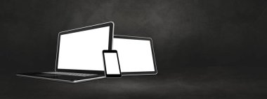 Koyu beton ofis sahnesinde dizüstü bilgisayar, cep telefonu ve dijital tablet bilgisayar. Afiş arka planı. 3B Görüntü
