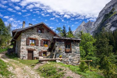 Pralognan / Fransa - 21 Ağustos 2020: Fontanettes mezrasında geleneksel dağ evi, Vanoise Milli Parkı