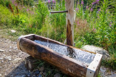 Pralognan la Vanoise 'deki dağ çeşmesi. Fransız Alpleri